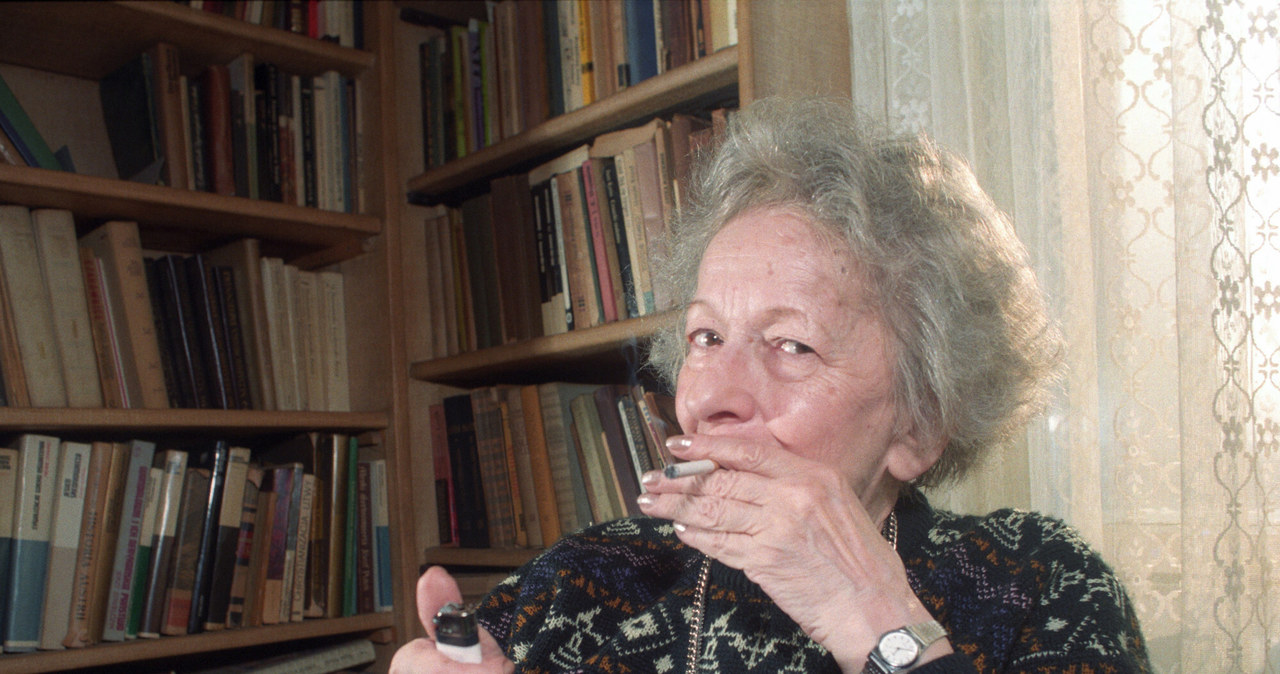 Poetka Wislawa Szymborska w swoim mieszkaniu. /Wojtek Laski/East News /East News