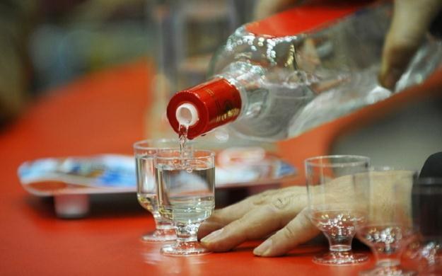 Pogłoski o podwyżkach cen w branży alkoholowej /AFP
