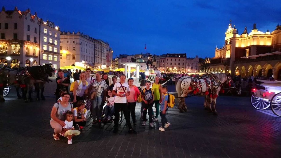 Pogoda sprzyjała zwiedzaniu. Na Rynku dzieciaki zastał wieczór... /RMF FM