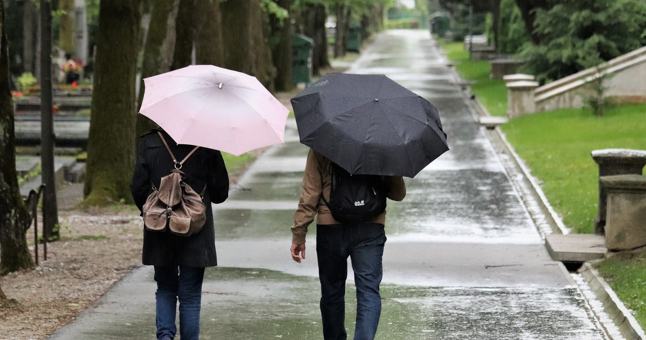 Pogoda w Dzień Wszystkich Świętych będzie deszczowa, szczególnie na wschodzie kraju. W Zaduszki aura powinna być łagodniejsza - prognozuje IMGW /GoranH/Pixabay /