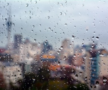 Pogoda: W środę pochmurno, deszcz, mżawka. Wiadomo, kiedy spadnie śnieg