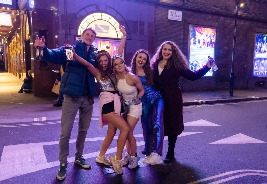 Pogoda w Sylwestra na Wyspach sprzyjała zabawie /VICKIE FLORES /PAP/EPA