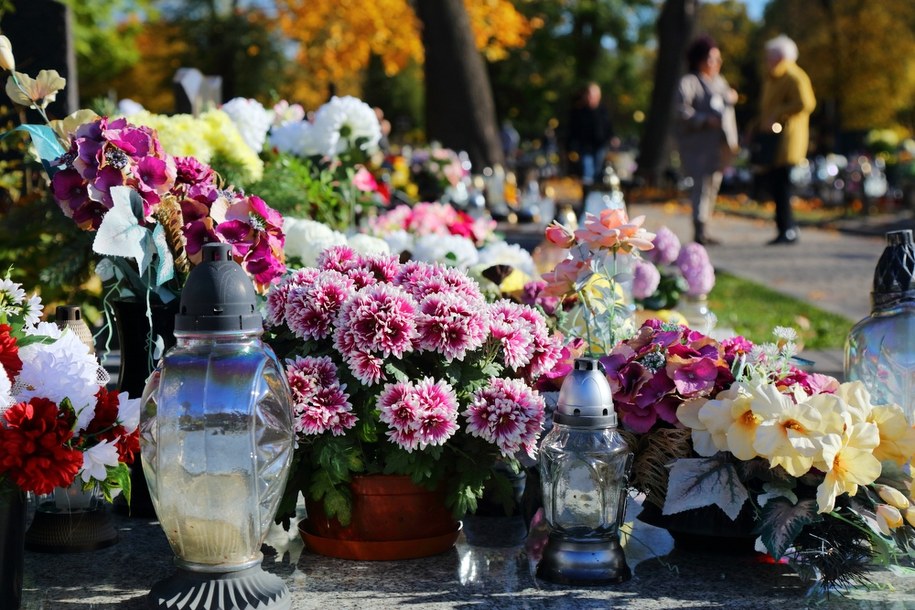 Pogodna aura na Wszystkich Świętych i Dzień Zaduszny. Ciepło, ale miejscami wietrznie /Shutterstock