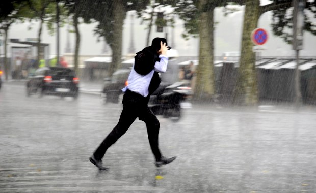 Pogodowa apokalipsa w Paryżu. Woda zalała ulice i stacje metra