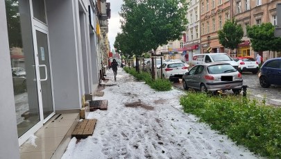 Pogodowy armagedon w Gnieźnie. Zalane ulice, domy, ludzie uwięzieni w autach