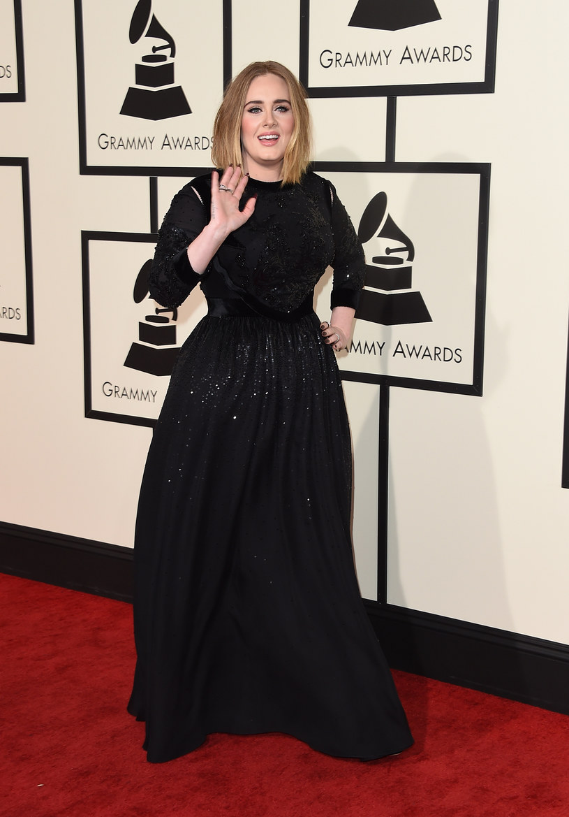 „Pogodziłam się z tym, że nigdy nie będę szczupła, ale teraz czuję się znacznie lepiej”, mówi Adele z dumą prezentując wciętą talię /Getty Images