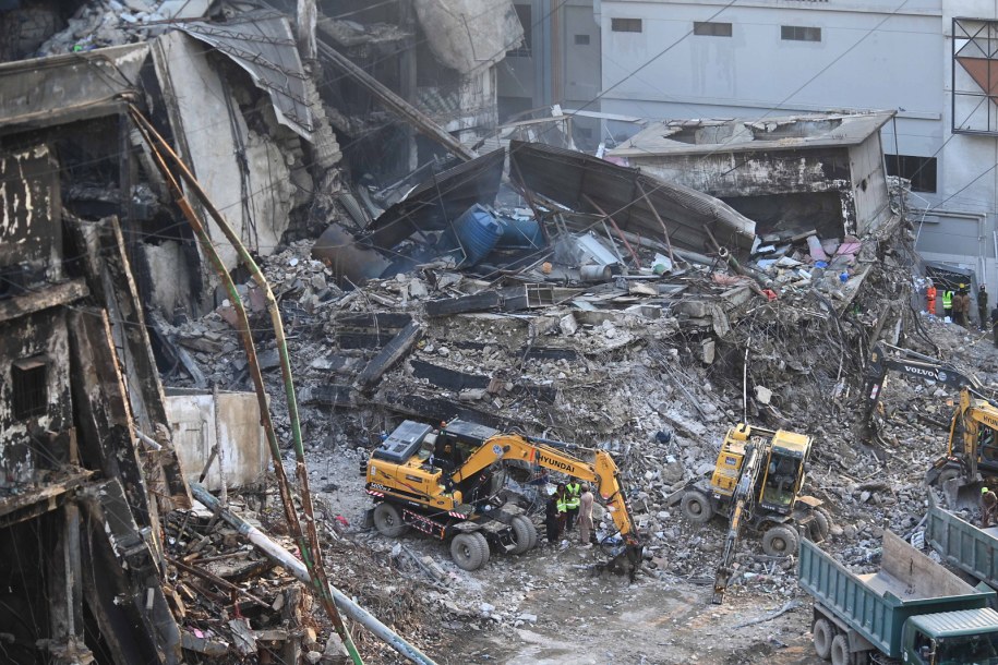 Pogorzelisko po pożarze w Karaczi / 	SHAHZAIB AKBER    /PAP/EPA