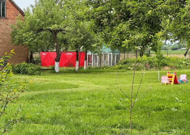 Pogorzelisko ze zwłokami dwóch dziewczynek w wieku trzech i pięciu lat na terenie jednej z nieruchomości w Woli Szczucińskiej /Paweł Topolski /PAP