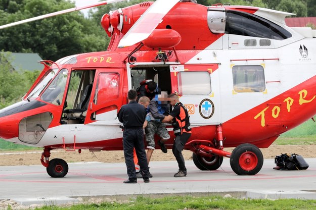Pogotowie Ratunkowe zabiera do szpitala w Zakopanem jednego z poszkodowanych turystów / 	Grzegorz Momot    /PAP