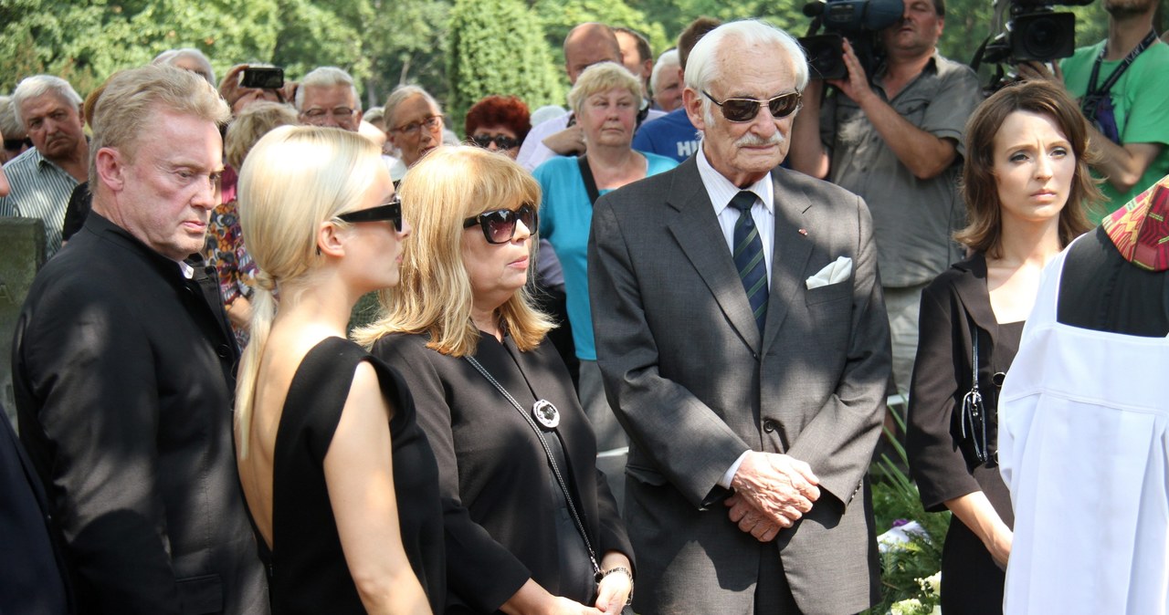 Pogrzeb Andrzeja Łapickiego. Daniel Olbrychski, Weronika, Zuzanna Łapicka-Olbrychska, Kamila Łapicka / Fot. Grazyna Myslinska  /Agencja FORUM