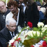 Jarosław Kaczyński podczas uroczystości pogrzebowych Anny Walentynowicz.