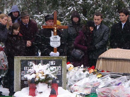 Pogrzeb Artura Kulczyckiego. Czy to znaczy, że Łukasz Płoszajski zniknie z "Pierwszej miłości"? /Polsat