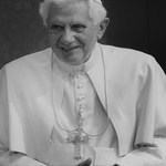 Pogrzeb Benedykta XVI. Nietypowa rzecz w trumnie papieża