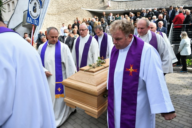 Pogrzeb biskupa seniora diecezji kaliskiej Edwarda Janiaka / 	Maciej Kulczyński    /PAP