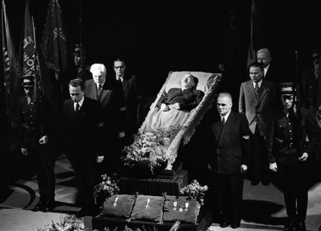 Pogrzeb Boleslawa Bieruta: warta honorowa przy trumnie zmarłego wystawionej na widok publiczny /Władysław Sławny /Agencja FORUM