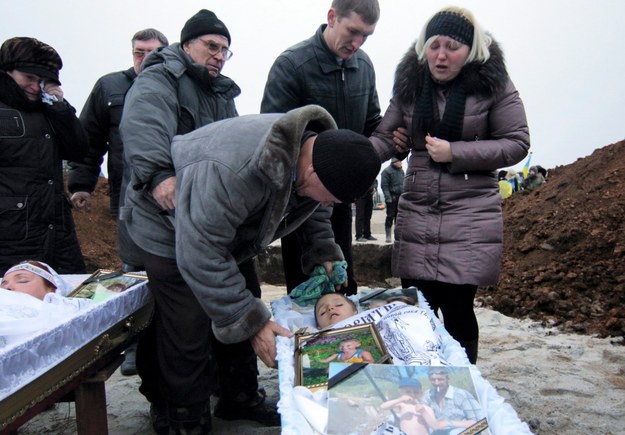 Pogrzeb dziecka zabitego w ostrzale Mariupola /SERGEY VAGANOV /PAP/EPA