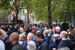 Pogrzeb Elżbiety II. Tłumy ludzi na ulicach Londynu
