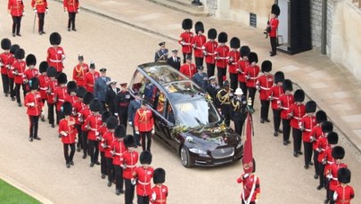 Pogrzeb Elżbiety II. Trumna złożona do grobu podczas prywatnej ceremonii [ZAPIS RELACJI]
