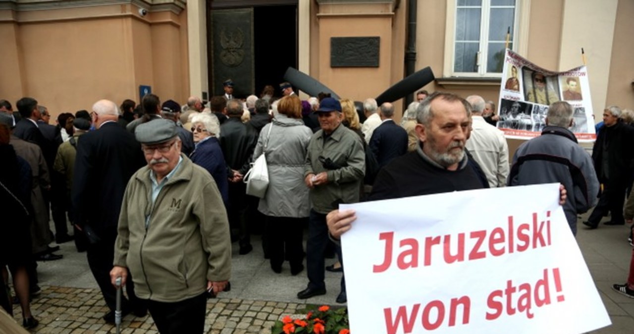 Pogrzeb gen. Jaruzelskiego: Przeciwnicy i zwolennicy zmarłego spotkali się przed katedrą