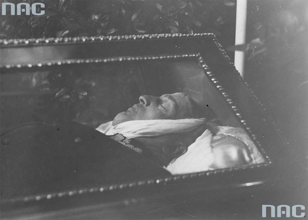 Pogrzeb generała Gustawa Orlicza-Dreszera. Ciało wojskowego w otwartej trumnie /Z archiwum Narodowego Archiwum Cyfrowego