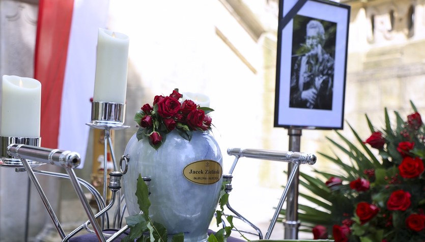 Pogrzeb Jacka Zielińskiego. Wokalista grupy Skaldowie z pośmiertnym odznaczeniem od prezydenta