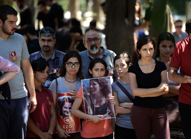 Pogrzeb jednej z ofiar zamachu w Suruc /OZAN KOSE /AFP