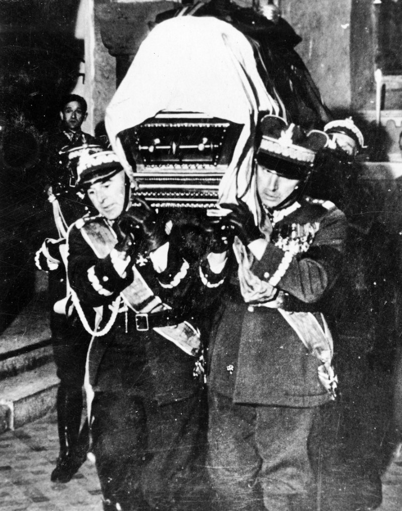 Pogrzeb Józefa Piłsudskiego w Katedrze Wawelskiej 18 maja 1935 r. Trumnę z Marszałkiem niosą genrałowie Edward Śmigły-Rydz i Kazimierz Sosnkowski /KARTA /Agencja FORUM