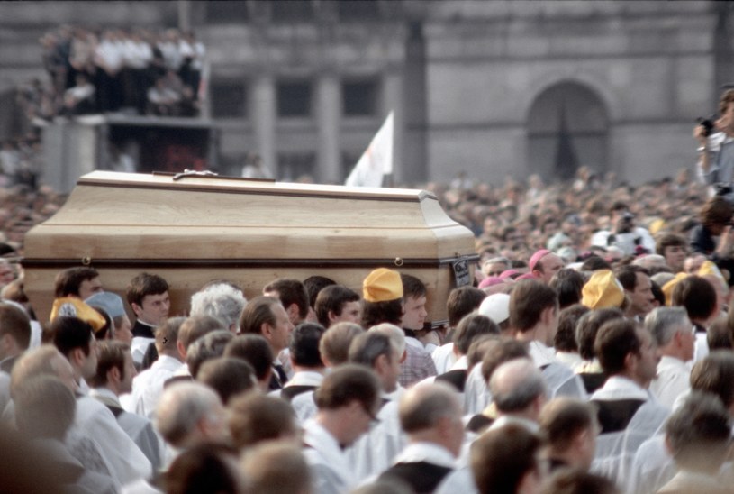 Pogrzeb kardynała Stefana Wyszyńskiego w 1981 roku zamienił się w patrotyczną demonstrację /Jerzy Michalski /Agencja FORUM
