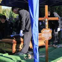Uroczystości pogrzebowe na cmentarzu w Zielonej Górze 