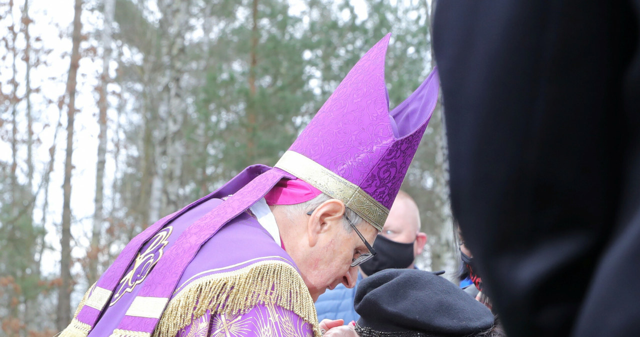 Pogrzeb Krzysztofa Krawczyka - biskup Długosz pociesza wdowę /Piotr Molecki /East News