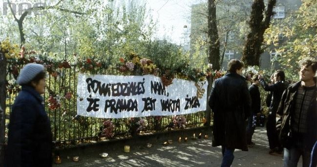 Pogrzeb księdza Jerzego Popiełuszki - okolicznościowy transparent (archiwum fotograficzne Edwarda Hartwiga) /Z archiwum Narodowego Archiwum Cyfrowego