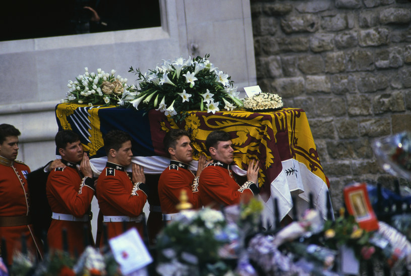 Pogrzeb księżnej Diany był wydarzeniem, które śledził cały świat. Ciało Diany zostało przetransportowane z Paryża do Londynu /Peter Turnley /East News