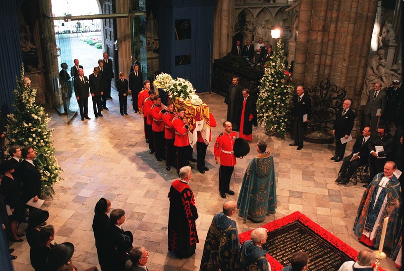 Pogrzeb księżnej Diany po naciskach społeczeństwa i mediów miał charakter państwowy /Ken Goff /Getty Images
