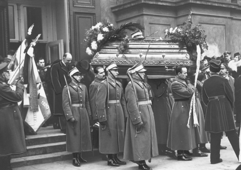 Pogrzeb majora Stefana Rago poległego podczas zajmowania okręgu Jaworzyny /Z archiwum Narodowego Archiwum Cyfrowego