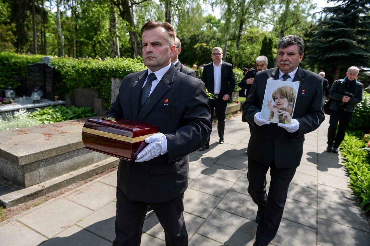 Pogrzeb Marii Czubaszek. Żałobnicy przynieśli papierosy i parówki