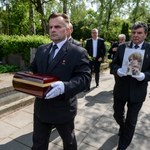 Pogrzeb Marii Czubaszek. Żałobnicy przynieśli papierosy i parówki