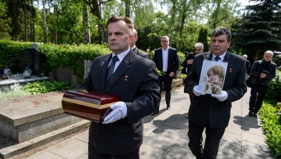 Pogrzeb Marii Czubaszek. Żałobnicy przynieśli papierosy i parówki