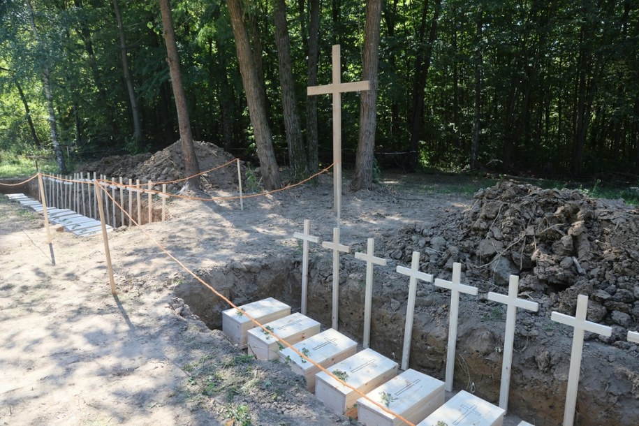 Pogrzeb ofiar rzezi wołyńskiej w Puźnikach /Wojciech Olkusnik/East News/  /East News