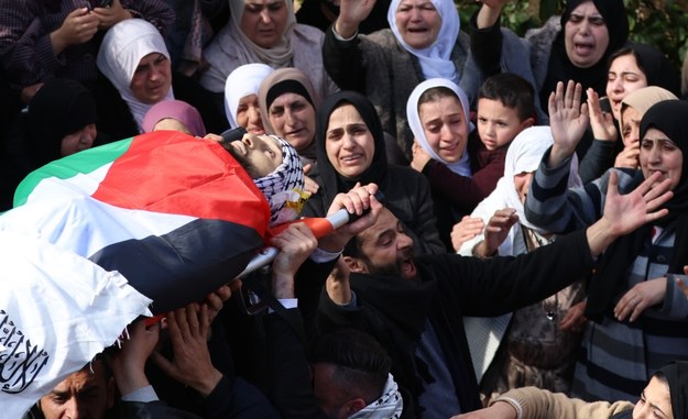 Pogrzeb Palestyńczyka zabitego na Zachodnim Brzegu /ALAA BADARNEH  /PAP/EPA