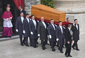 Pogrzeb papieża Benedykta XVI. Tysiące ludzi w Watykanie