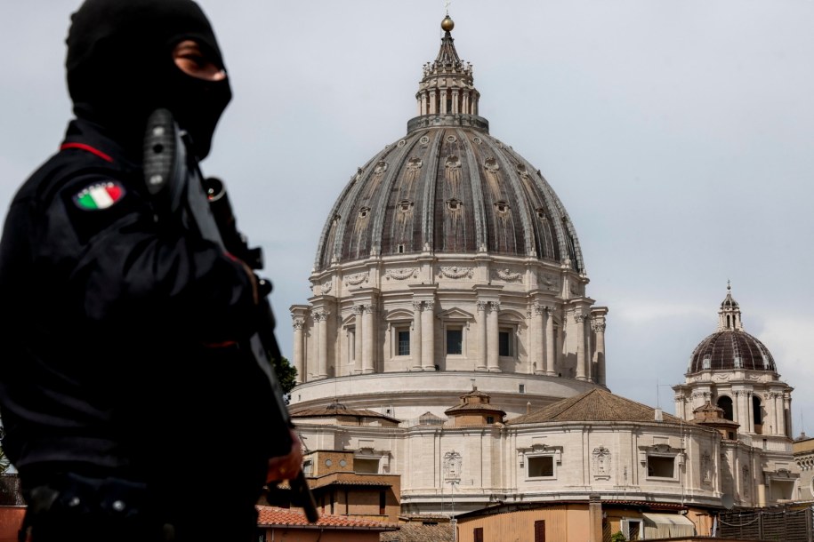 Pogrzeb papieża Franciszka będzie ogromnym wyzwaniem dla służb odpowiadających za bezpieczeństwo /GIUSEPPE LAMI /PAP/EPA