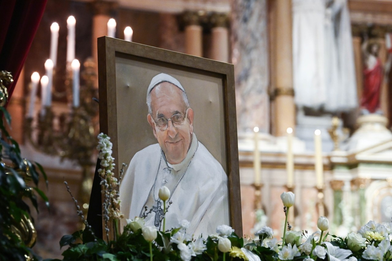 Pogrzeb papieża Franciszka. Światowe delegacje, skromny grób i anonimowy darczyńca