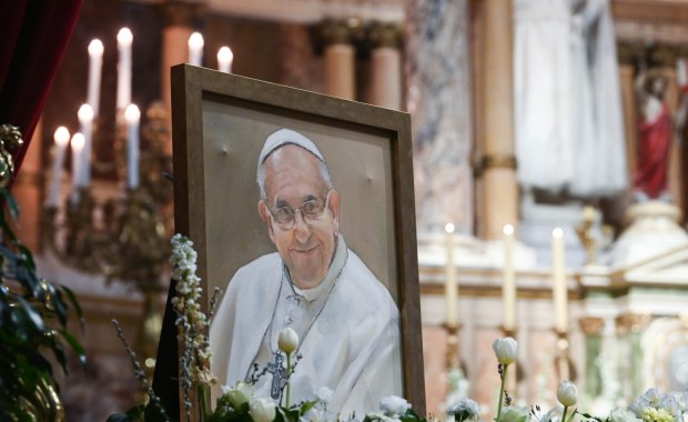 Pogrzeb papieża Franciszka. Światowe delegacje, skromny grób i anonimowy darczyńca