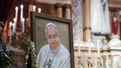 Pogrzeb papieża Franciszka. Światowe delegacje, skromny grób i anonimowy darczyńca