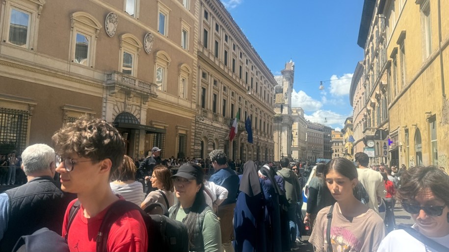 Pogrzeb papieża Franciszka. Trumna z ciałem Ojca Świętego zmierza do Bazyliki Matki Bożej Większej, 26.04.2025 /Jacek Skóra /RMF FM