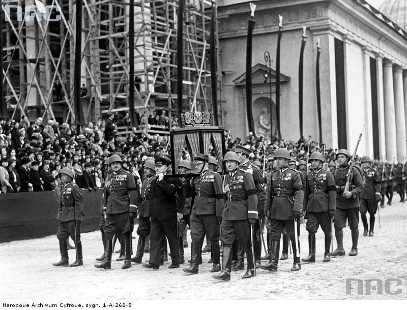 Pogrzeb serca Józefa Piłsudskiego w Wilnie. Kondukt pogrzebowy z urną przechodzi obok katedry /Z archiwum Narodowego Archiwum Cyfrowego