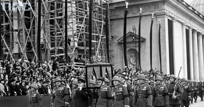 Pogrzeb serca Józefa Piłsudskiego w Wilnie. Kondukt pogrzebowy z urną przechodzi obok katedry /Z archiwum Narodowego Archiwum Cyfrowego