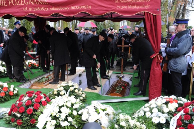 Pogrzeb trzech ofiar wypadku: policjanta, jego żony i syna /Marcin Bielecki /PAP