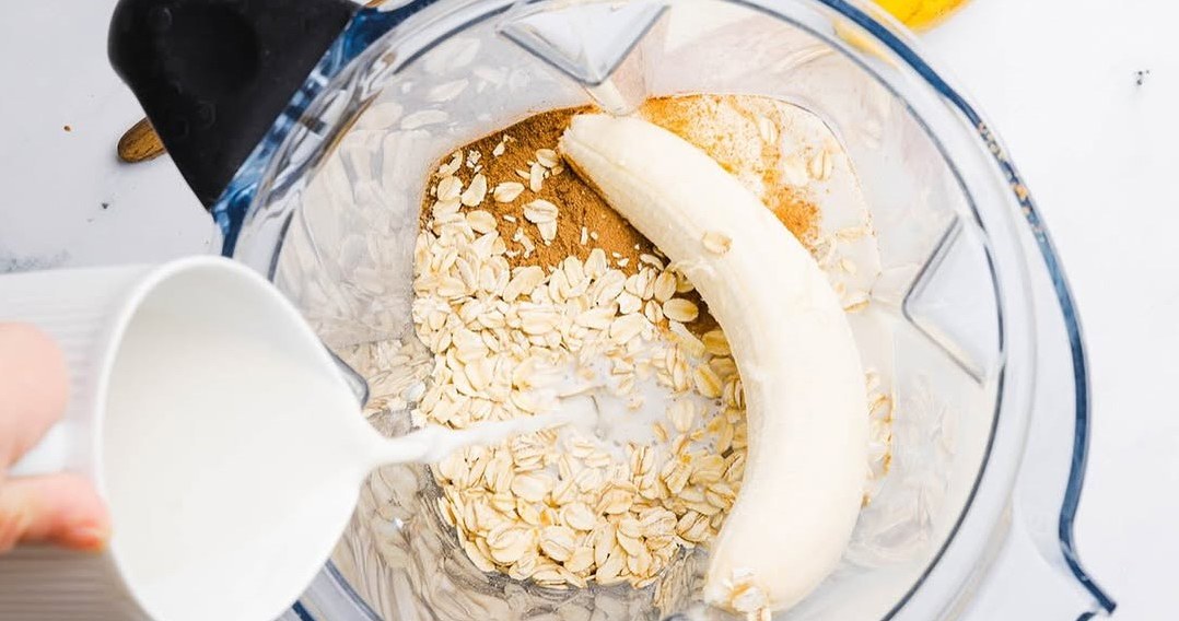 Поєднання бананів, вівсянки та кефіру (або йогурту) створює збалансований сніданок /Domena publiczna