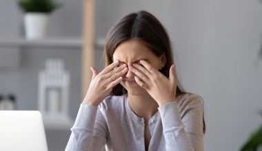 Pojawia się na górnej lub dolnej powiece. Mylona z jęczmieniem, wymaga leczenia